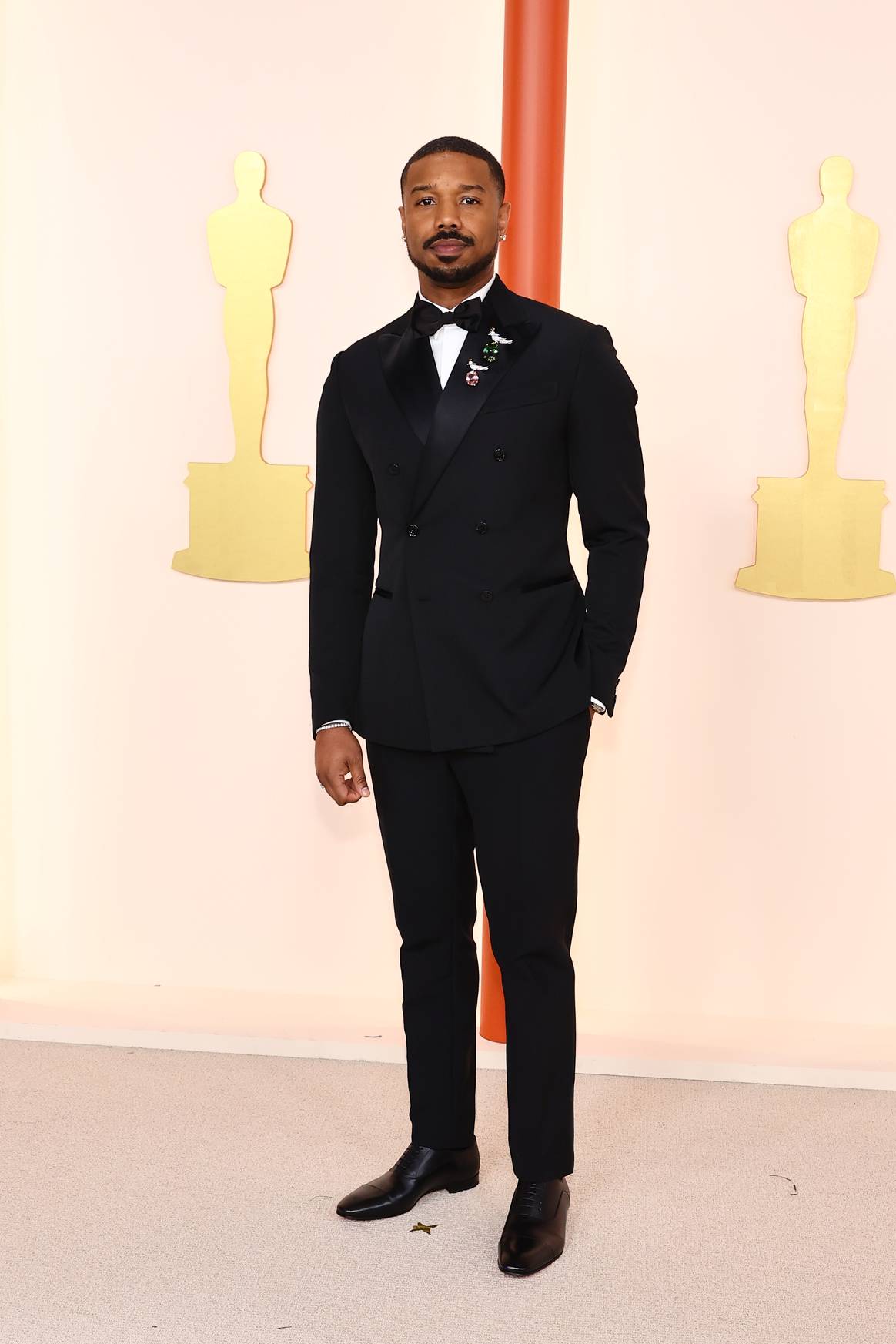Michael B. Jordan en Louis Vuitton, alfombra roja de los Óscar 2023. Crédito de foto: Louis Vuitton