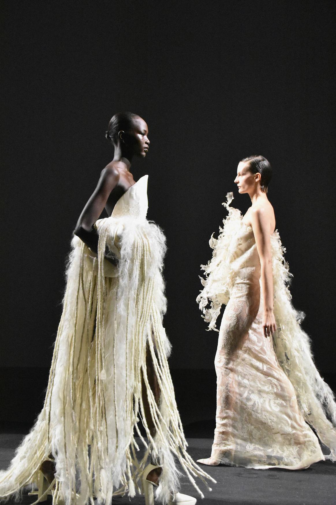 Imagen: Colección SS23 de ASHI "Moonlight and Dust" en Haute Couture Fashion Week Paris, por Alicia Reyes Sarmiento