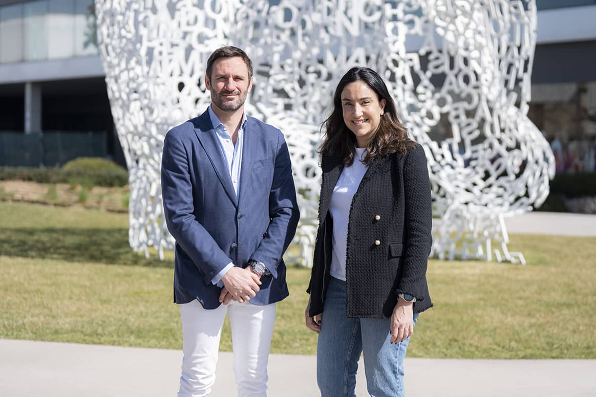 Photo Credits: Belen Rallo, directora de Mango StartUp Studio, junto a Polo Villaamil, fundador y director ejecutivo de La Más Mona. Fotografía de cortesía.