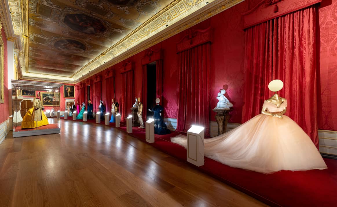 Bild: Historic Royal Palaces; Ausstellung ‘Crown to Couture’