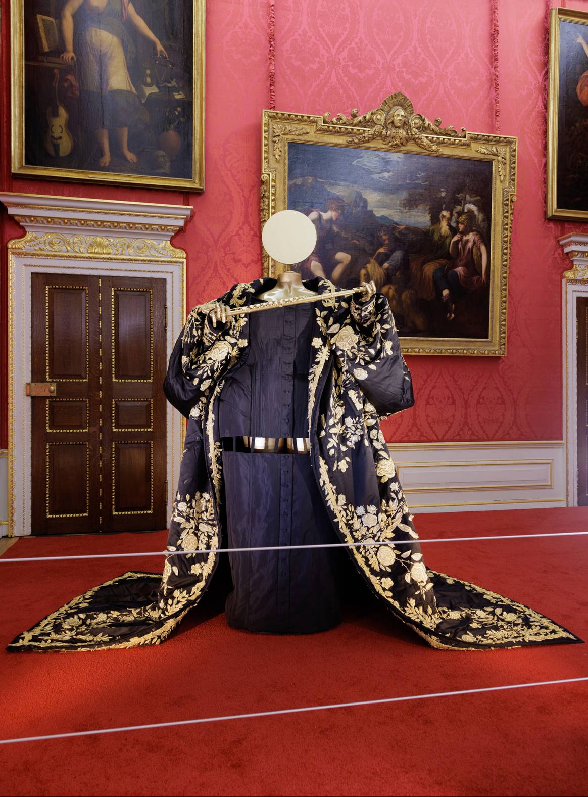 Bild: Historic Royal Palaces; Ausstellung ‘Crown to Couture’