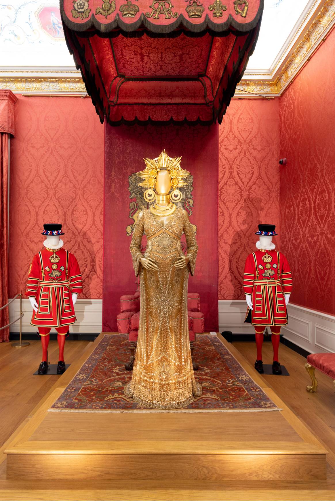 Foto: Historic Royal Palaces; Crown to Couture tentoontelling