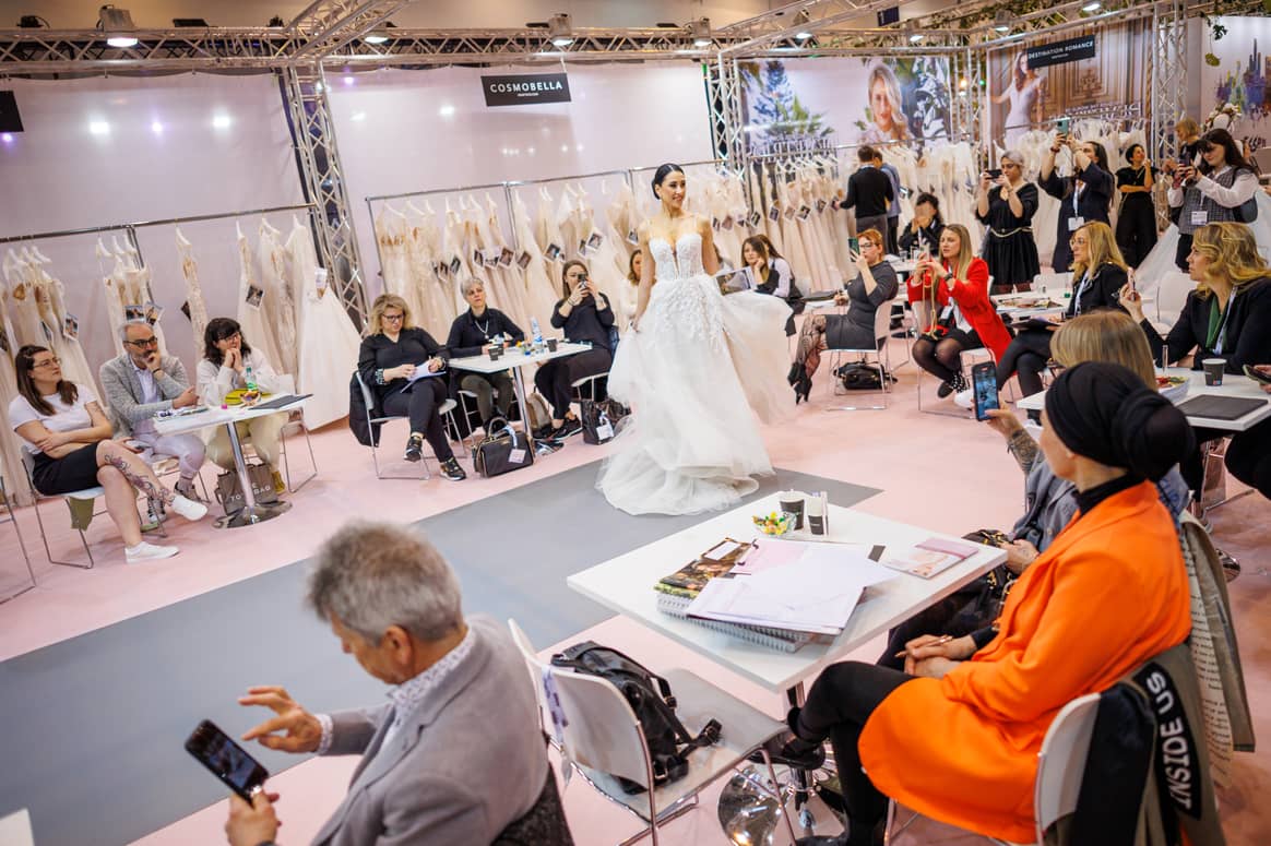 Ein Model präsentiert ein Brautkleid auf der European Bridal Week. Foto: European Bridal Week