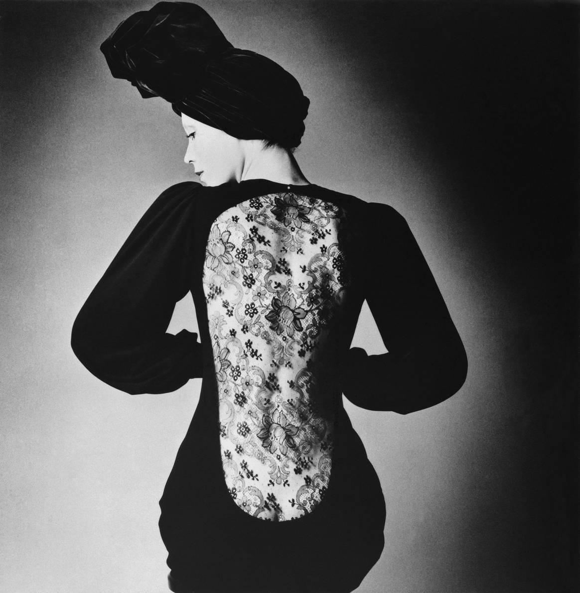 Marina Schiano vistiendo un vestido de noche. Colección de Alta Costura FW1970. Fotografía de Jeanloup Sieff © Yves Saint Laurent © Estate Jeanloup Sieff