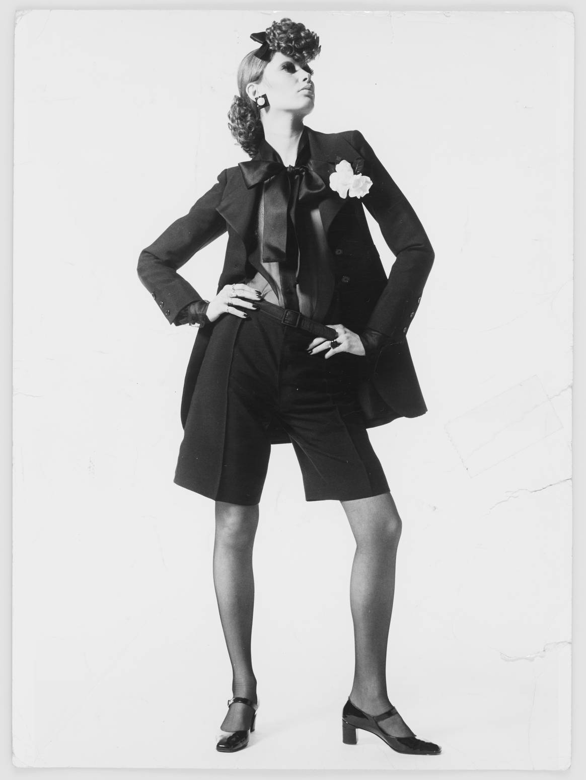 Smoking porté par Danielle Luquet de Saint Germain. Collection haute couture printemps-été 1968. Photographie de Peter Caine © Yves Saint Laurent © Peter Caine (Sydney)