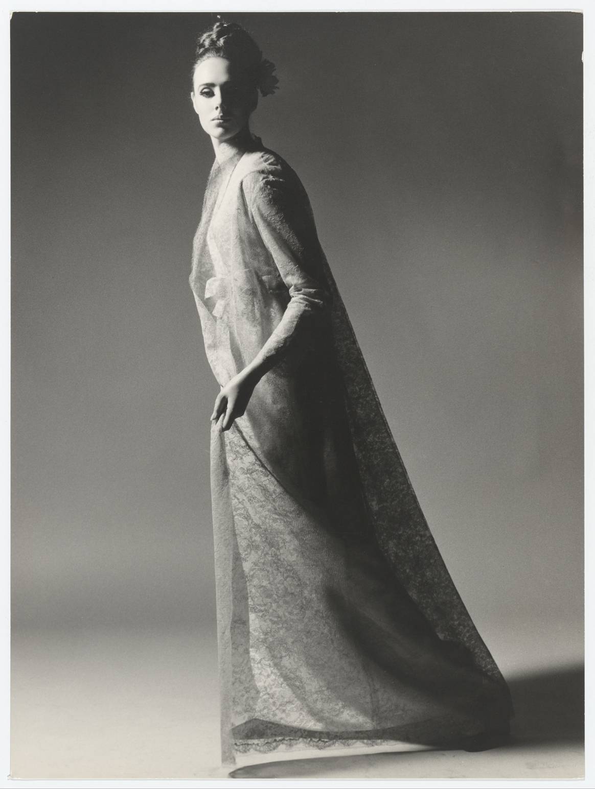 Conjunto de noche vestido por Maggi Eckardt. Colección de Alta Costura FW1964. Fotografía de Tom Kublin © Yves Saint Laurent © Tom Kublin