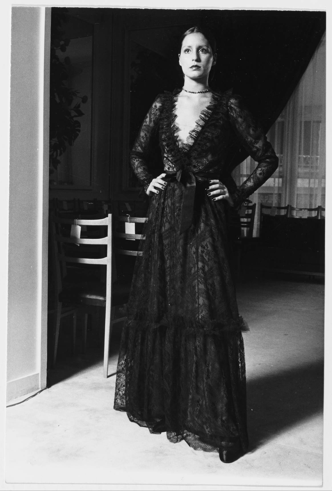Elsa Faùndez de Dodero llevando un vestido de noche de la colección de Alta Costura FW1971 © Yves Saint Laurent © Todos los derechos reservados