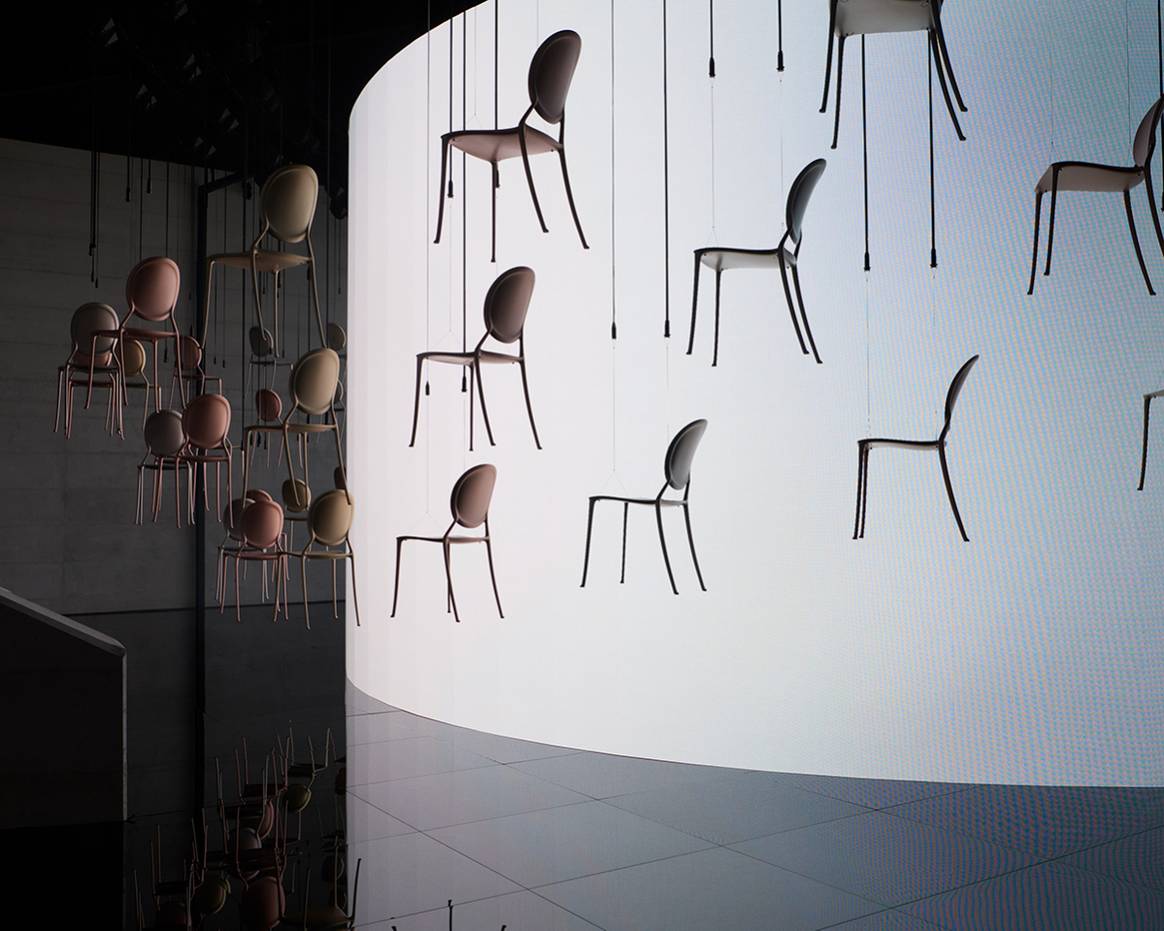 Photo Credits: Interior de la exposición de presentación de la colección de mobiliario de Dior diseñada por Philippe Starck, organizada en el Palazzo Citterio de Milán. Fotografía de Adrien Dirand, por cortesía de Dior.