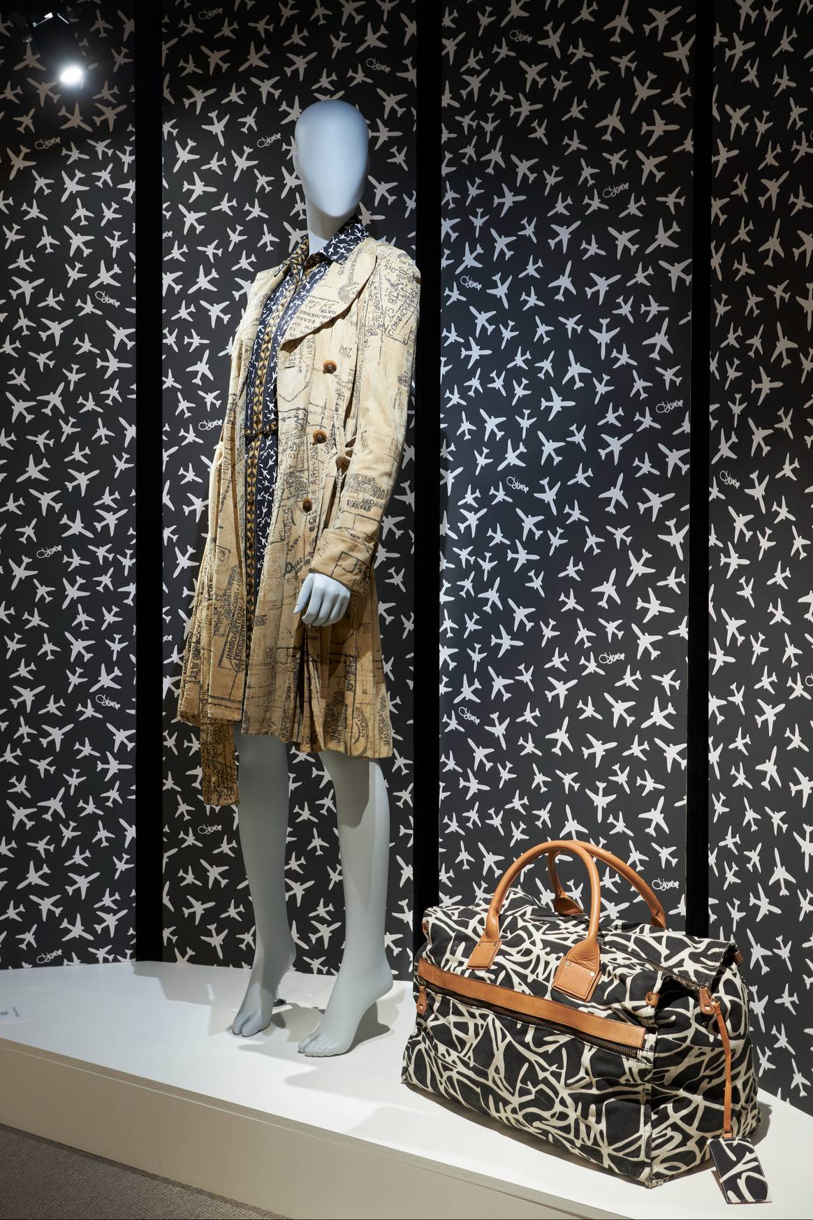 Une vue de la salle de l'exposition "Diane von Fürstenberg. Woman Before Fashion". Image via  Mode & Kant Museum, photo door C. E. Laurent.