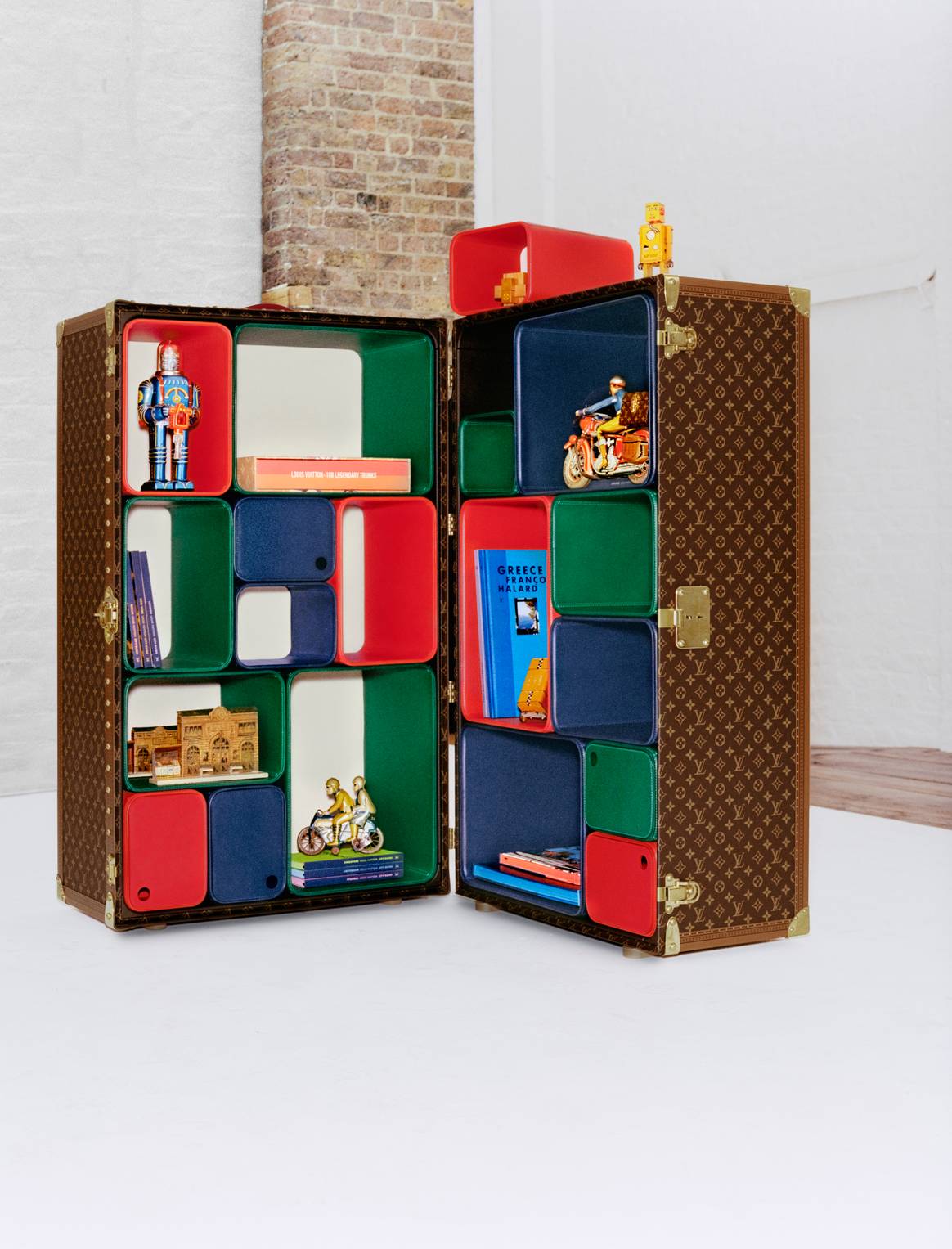 Marc Newson: Cabinet Of Curiosities for Louis Vuitton. Photo: Matthieu Salvaing / Louis Vuitton