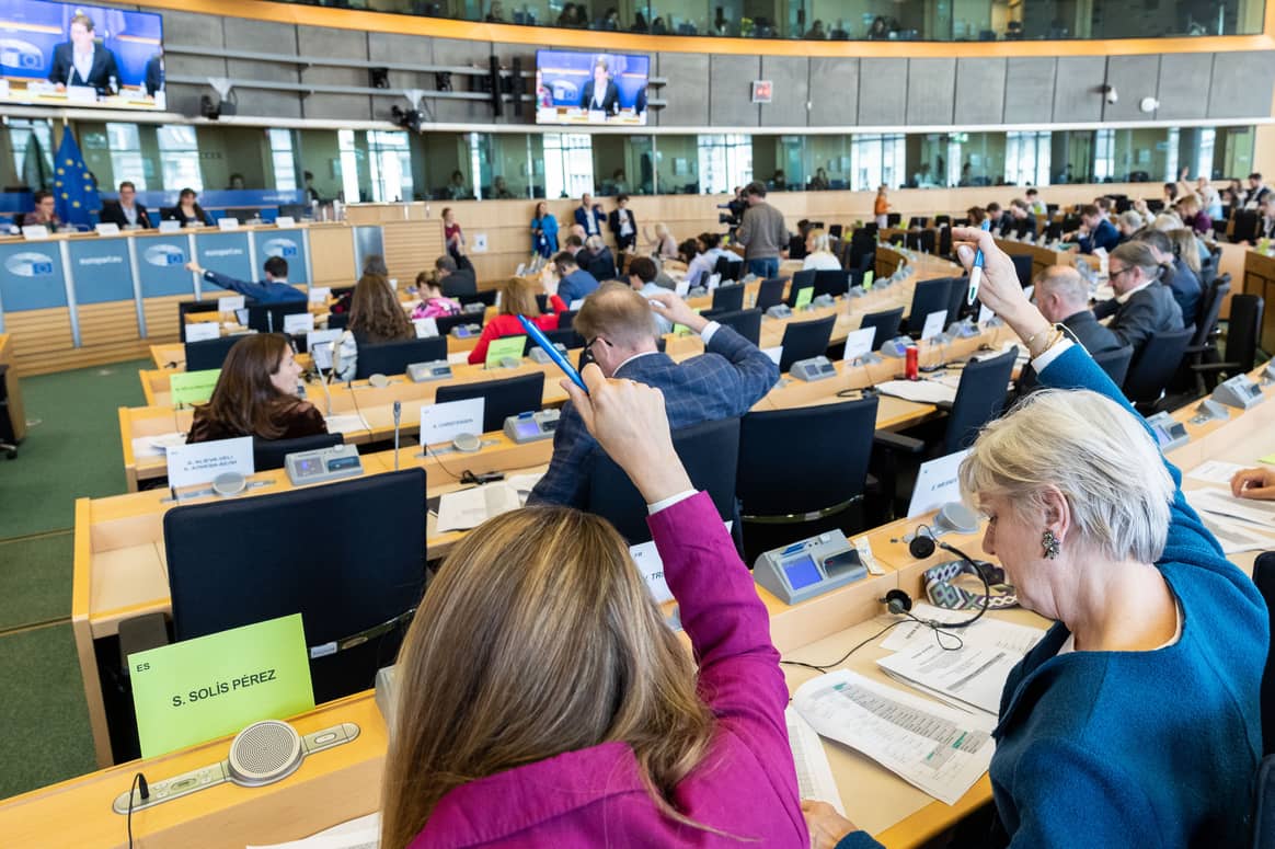 Photo Credits: Sesión de votación de la Comisión de Medio Ambiente, Salud Pública y Seguridad Alimentaria del Parlamento Europeo del 27 de abril de 2023 durante la que se aprobó el dictamen contra el “fast fashion”. European Union 2023 - Source : EP.