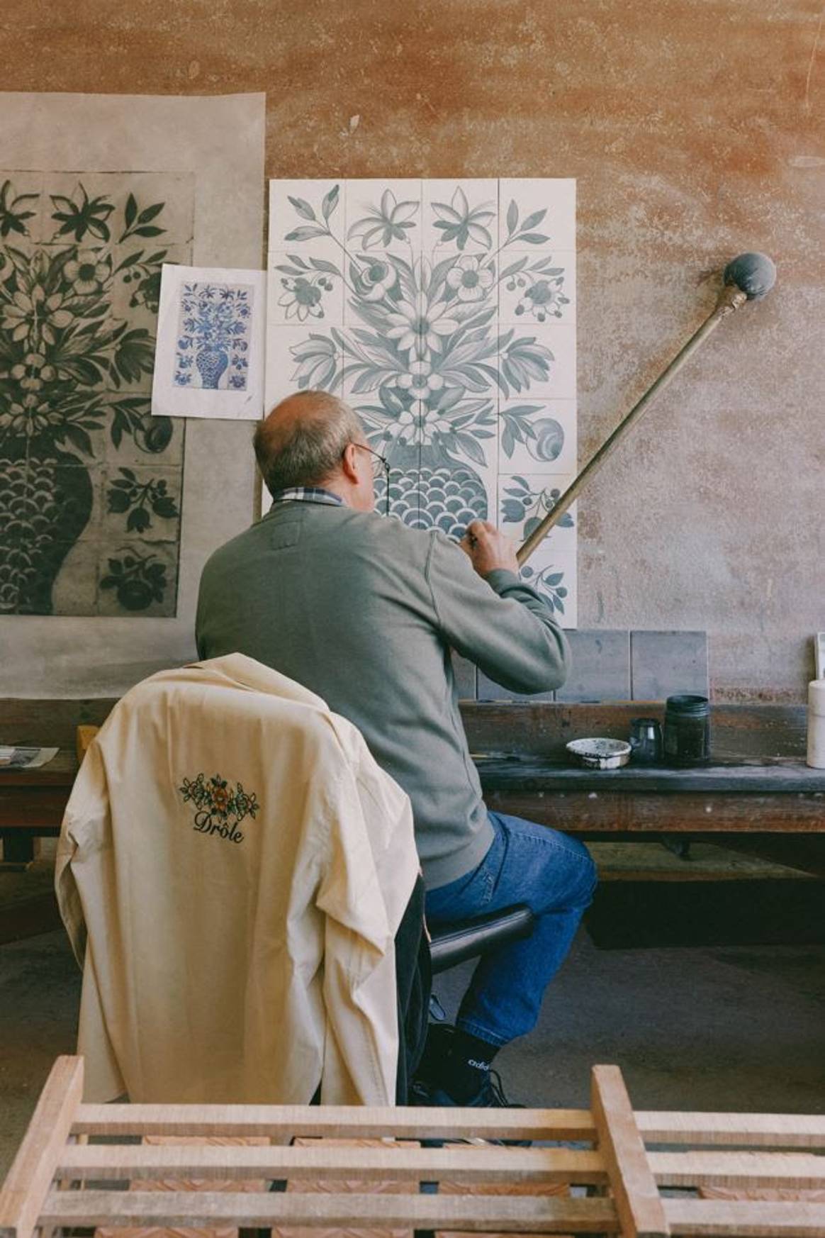 Luis Oliveira travaille sur l'Azulejos dans son atelier. Courtesy of Drôle de Monsieur