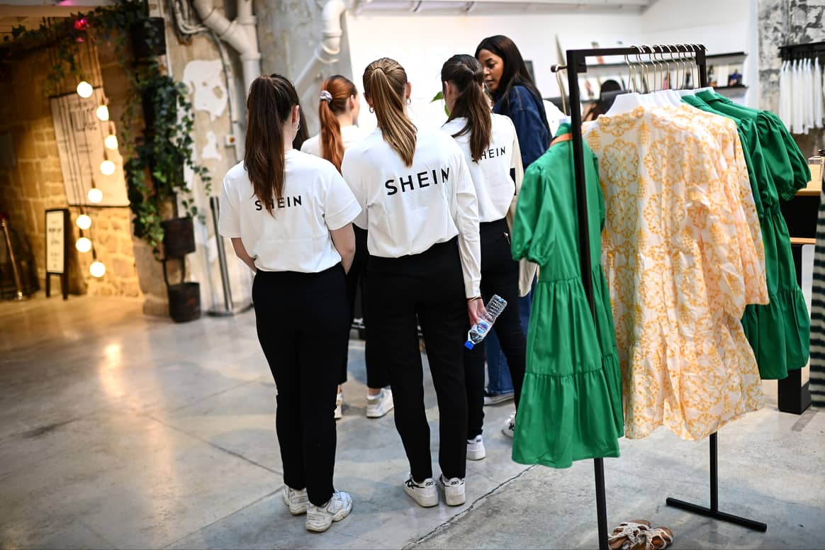 Les employés attendent l'arrivée des invités assistant à l'ouverture d'un magasin pop-up de la marque Shein à Paris, le 4 mai 2023.CHRISTOPHE ARCHAMBAULT / AFP