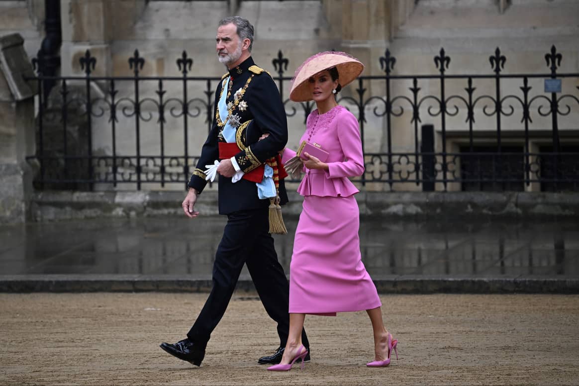 la reina española Letizia lució un conjunto de dos piezas color rosa vibrante de la diseñadora venezolana-estadounidense Carolina Herrera en la coronación de Carlos III. (Foto por Paul Ellis / AFP)