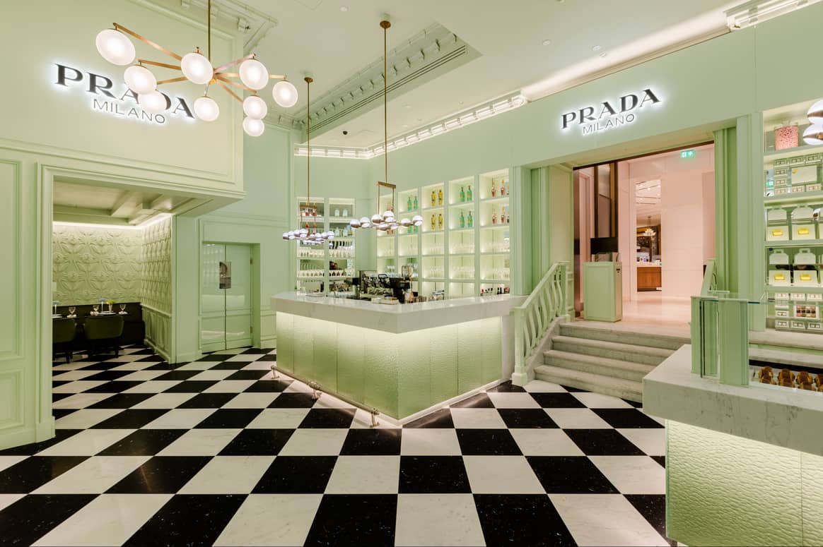 Café Prada à Harrods, Londres. Crédit photo : Studio VF17
