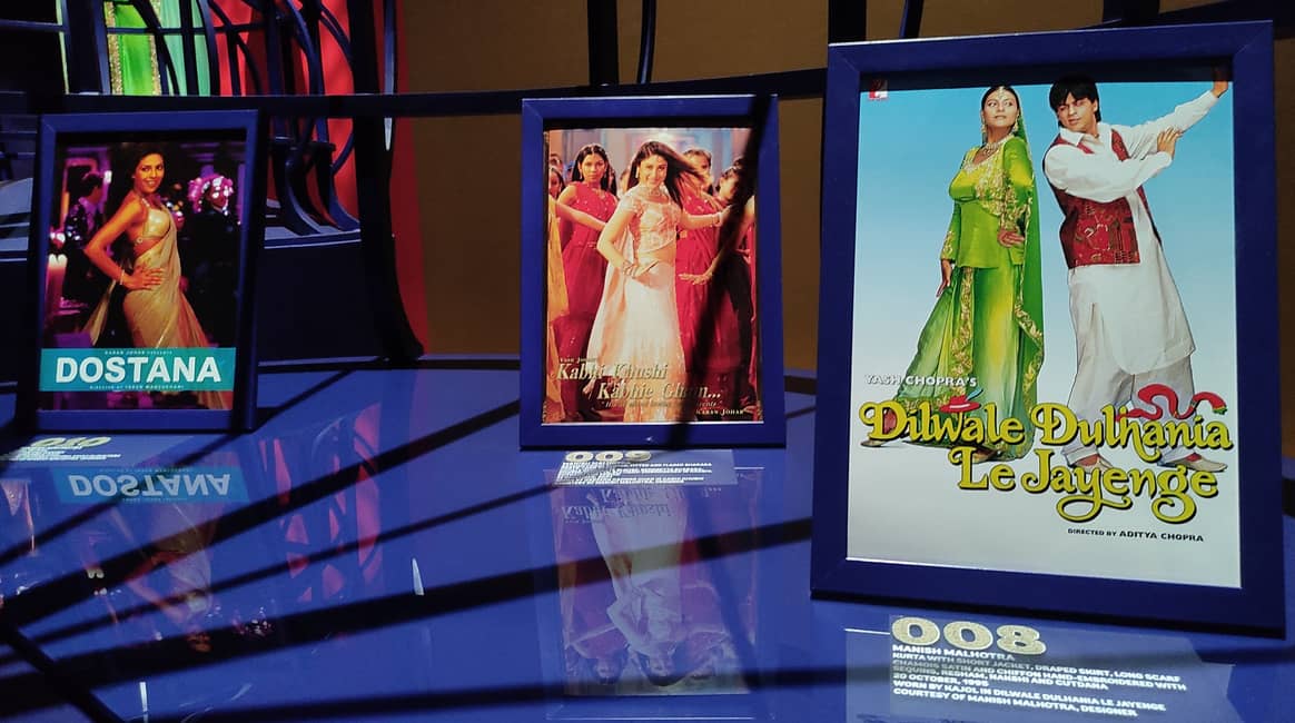 Der Einfluss von Bollywood auf die Mode und die Mode auf Bollywood am Beispiel von drei Blockbustern: “Dilwale Dulhania Le Jayenge” oder DDLJ (“Wer zuerst kommt, kriegt die Braut”) von 1995; “Kabhi Khushi Kabhie Gham” (K3G; “In guten wie in schweren Tagen”) von 2001 und “Dostana” von 2008, der als erster Mainstream-Film in Hindi sich mit dem Thema Homosexualität befasste. Bild: Sumit Suryawanshi für FashionUnited.