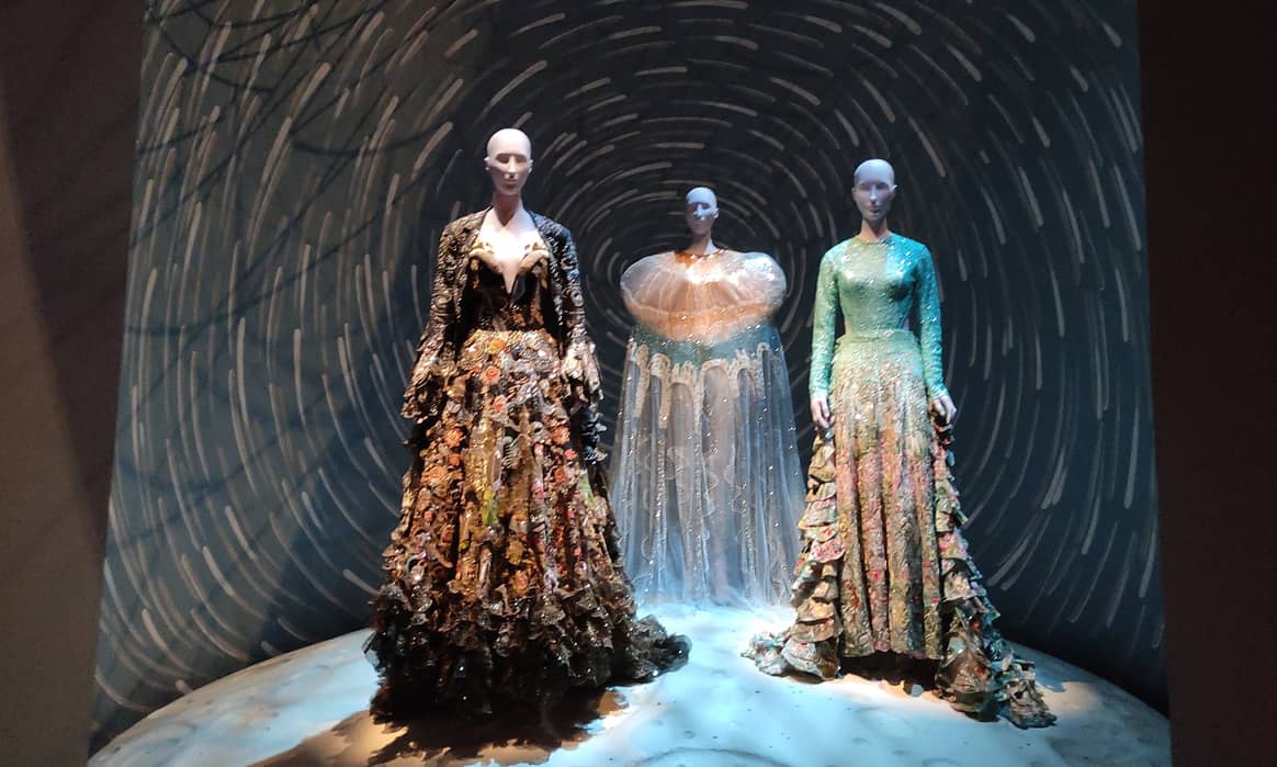 Kreationen des indischen Designers Rahul Mishra, einschließlich des “Sea Nettle Padded Jellyfish Cape Dress” (Mitte). Bild: Sumit Suryawanshi für FashionUnited