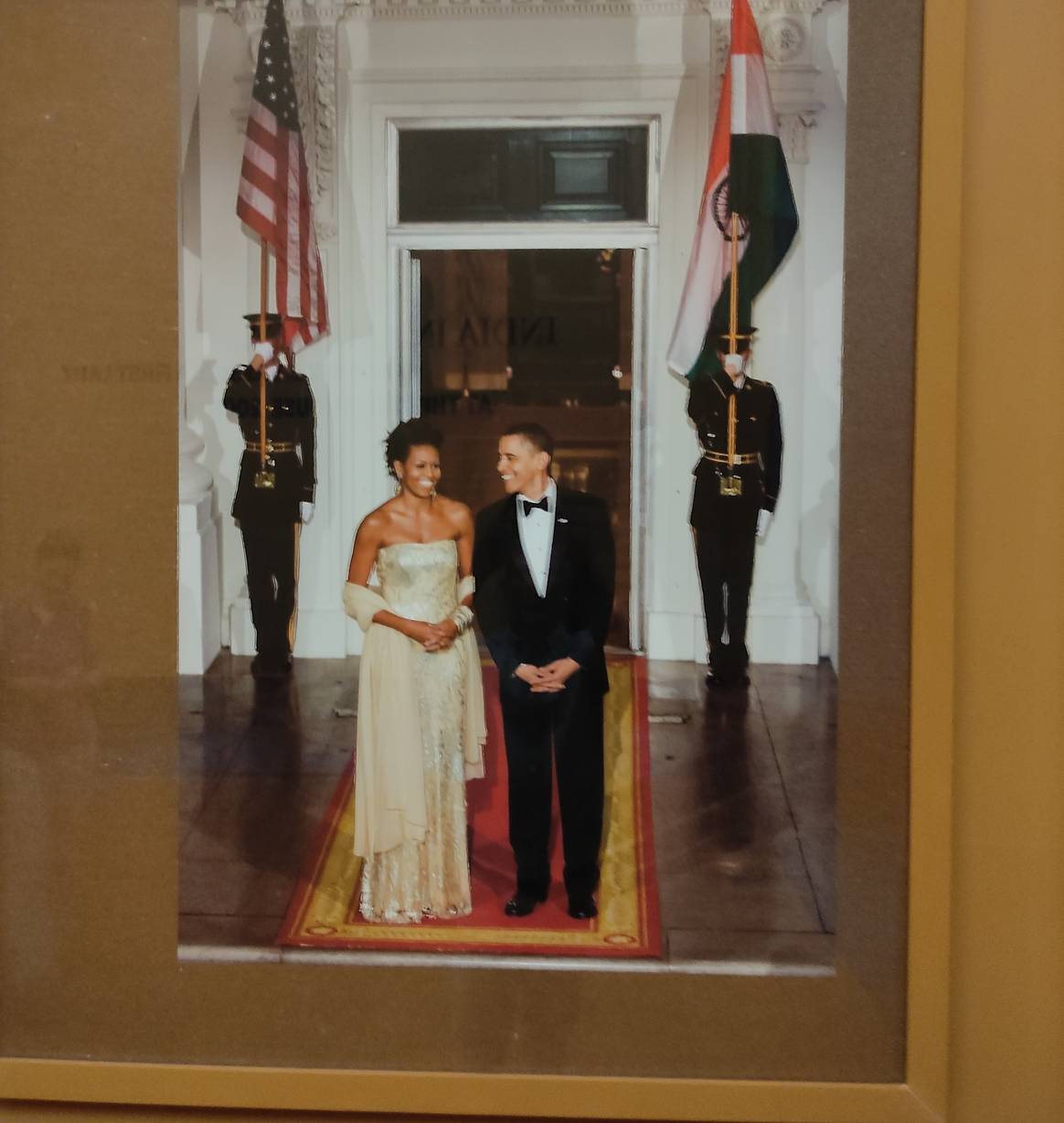 Michelle Obama in einem Kleid des indisch-amerikanischen Designers Naeem Khan, das sie 2009 beim ersten Staatsdinner mit dem damaligen indischen Premierminister Manmohan Singh und dessen Frau trug. Bild: Sumit Suryawanshi für FashionUnited