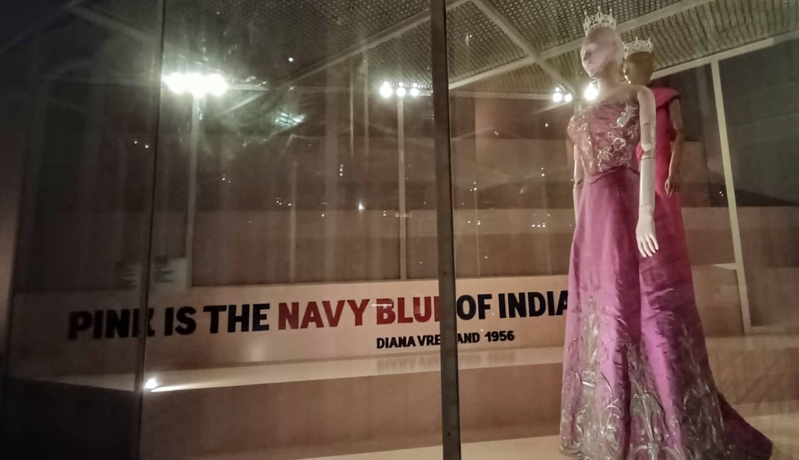 “Pink is the navy blue of India” neben Valentino-Kreationen. Bild: FashionUnited