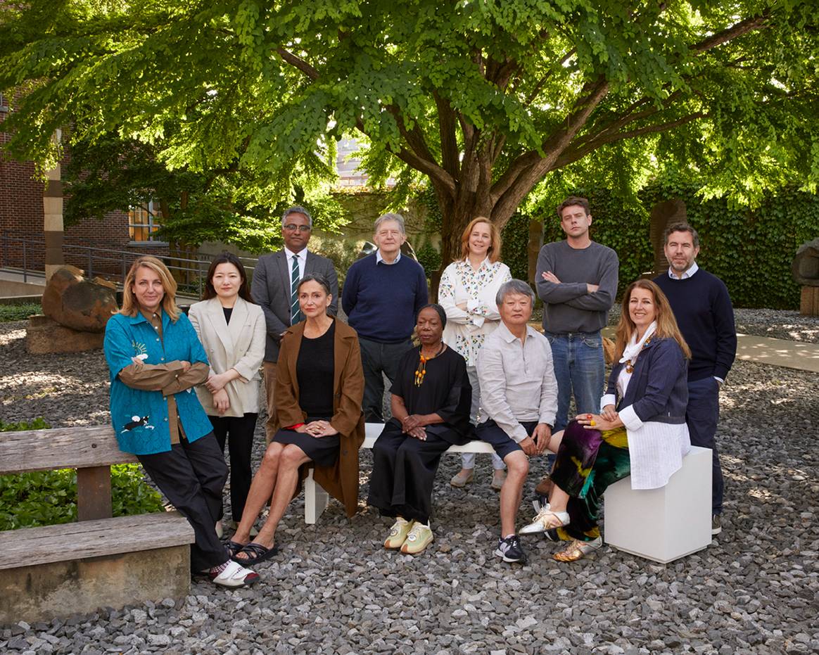 Photo Credits: Fotografía de familia con los miembros del jurado de esta edición del Loewe Craft Prize de 2023. Fotografía de cortesía.
