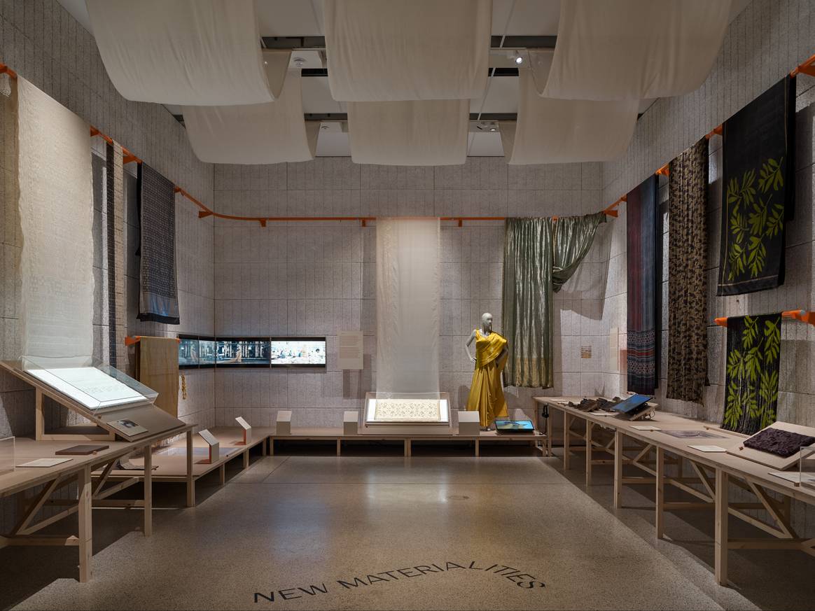 Der Bereich “New Materialities” der Ausstellung “The Offbeat Sari” im Londoner Design Museum. Bild: Andy Stagg / Design Museum
