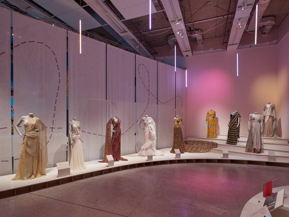 Die Ausstellung “The Offbeat Sari” im Londoner Design Museum. Bild: Andy Stagg / Design Museum