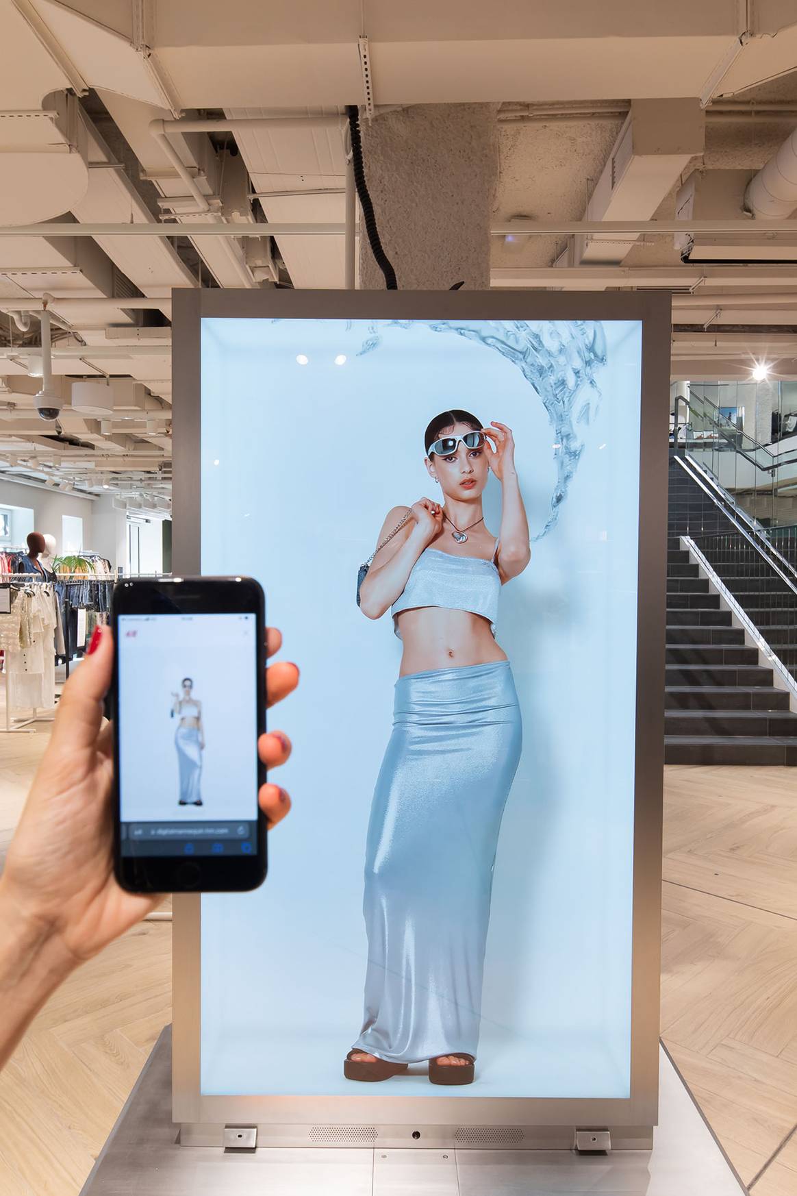 Photo Credits: “Maniquí virtual” interactivo de la renovada tienda de H&M en el Paseo de Gracia de Barcelona. Fotografía de cortesía.