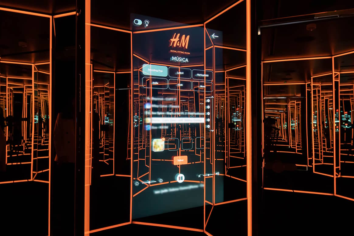 Photo Credits: Interior de uno de los probadores interactivos “Social Fitting Rooms” de la renovada tienda de H&M en el Paseo de Gracia de Barcelona. Fotografía de cortesía.