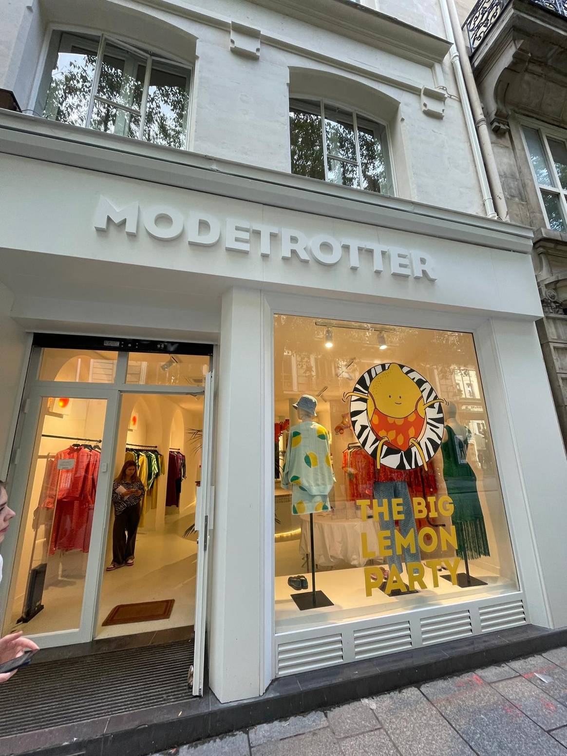 Facade de la nouvelle boutique Modetrotter. Courtesy of Modetrotter