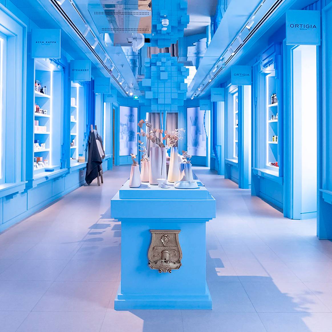Photo Credits: Interior de la tienda Wow Concept en el número 18 de la Gran Vía de Madrid. Wow Concept, página oficial.