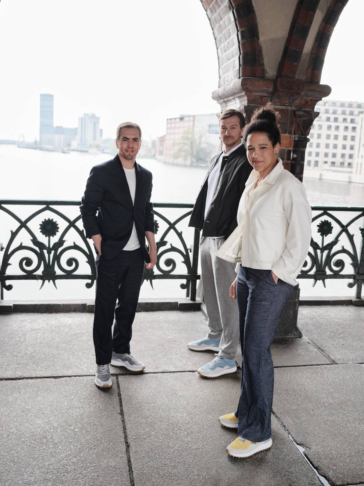 Floris van Bommel, Celia Šašić und Philipp Lahm tragen die drei Modelle des Charity-Sneakers. Bild: Floris van Bommel