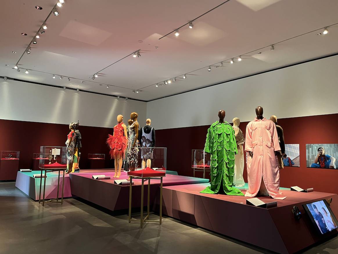 Een overview van de tentoonstelling. Beeld: FashionUnited / Sylvana Lijbaart