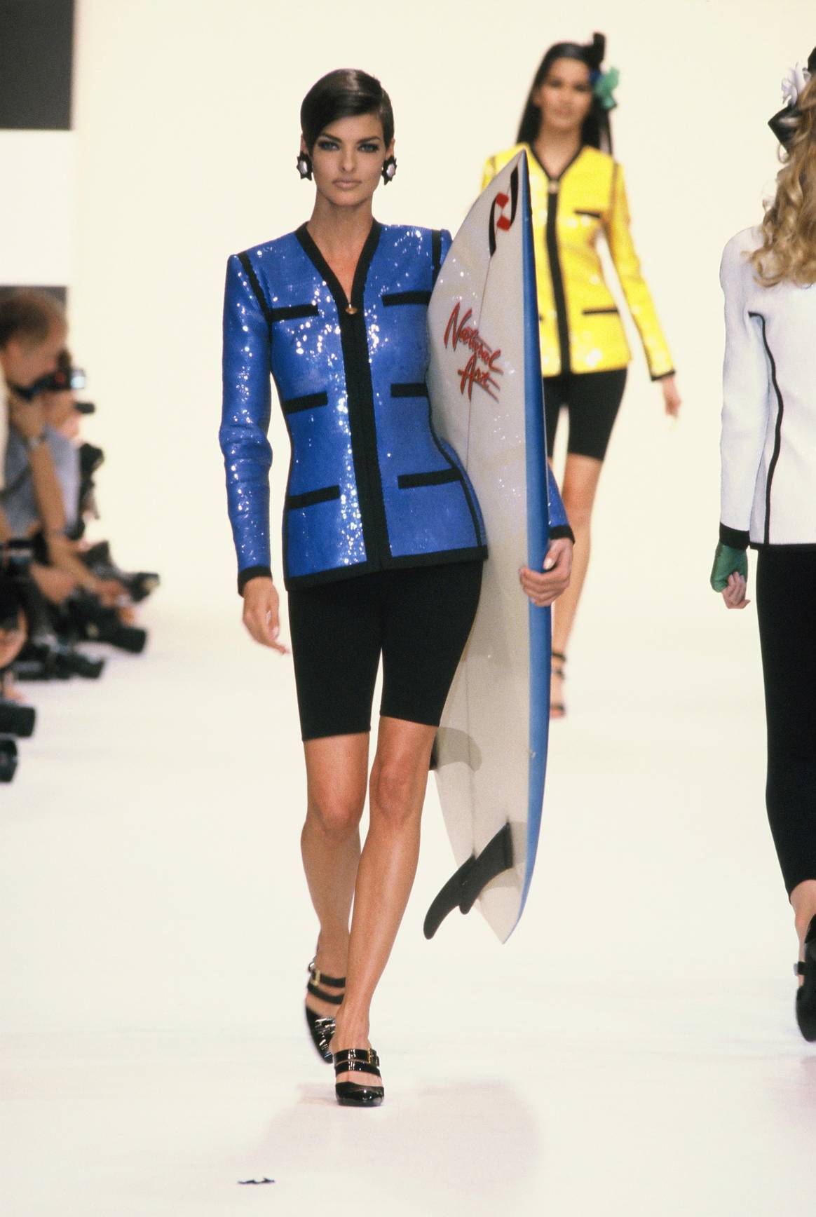 Crédit : Ensemble tailleur « Surf » et planche, Chanel par Karl Lagerfeld Printemps - Eté 1991. © CHANEL / Linda Evangelista / Collection prêt-à -porter Printemps - Été 1991