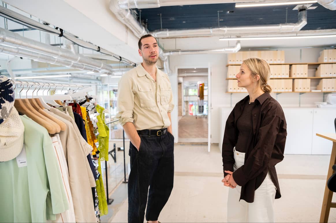 Aleks Kuijpers en Laure Lebrun in het atelier en kantoor van
Workingmenblues. Beeld: Aygin Kolaei voor FashionUnited