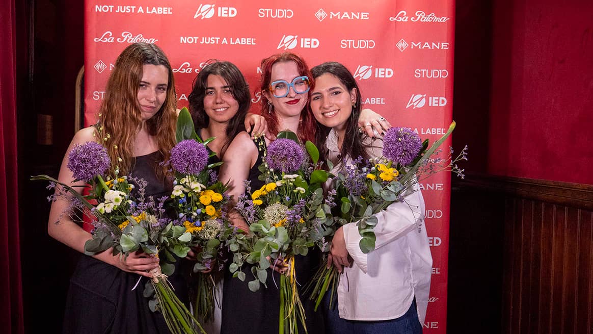 Créditos: Photo Credits: Fotografía de familia con las cuatro estudiantes reconocidas con los premios de final de curso del IED Barcelona. Fotografía de cortesía.
