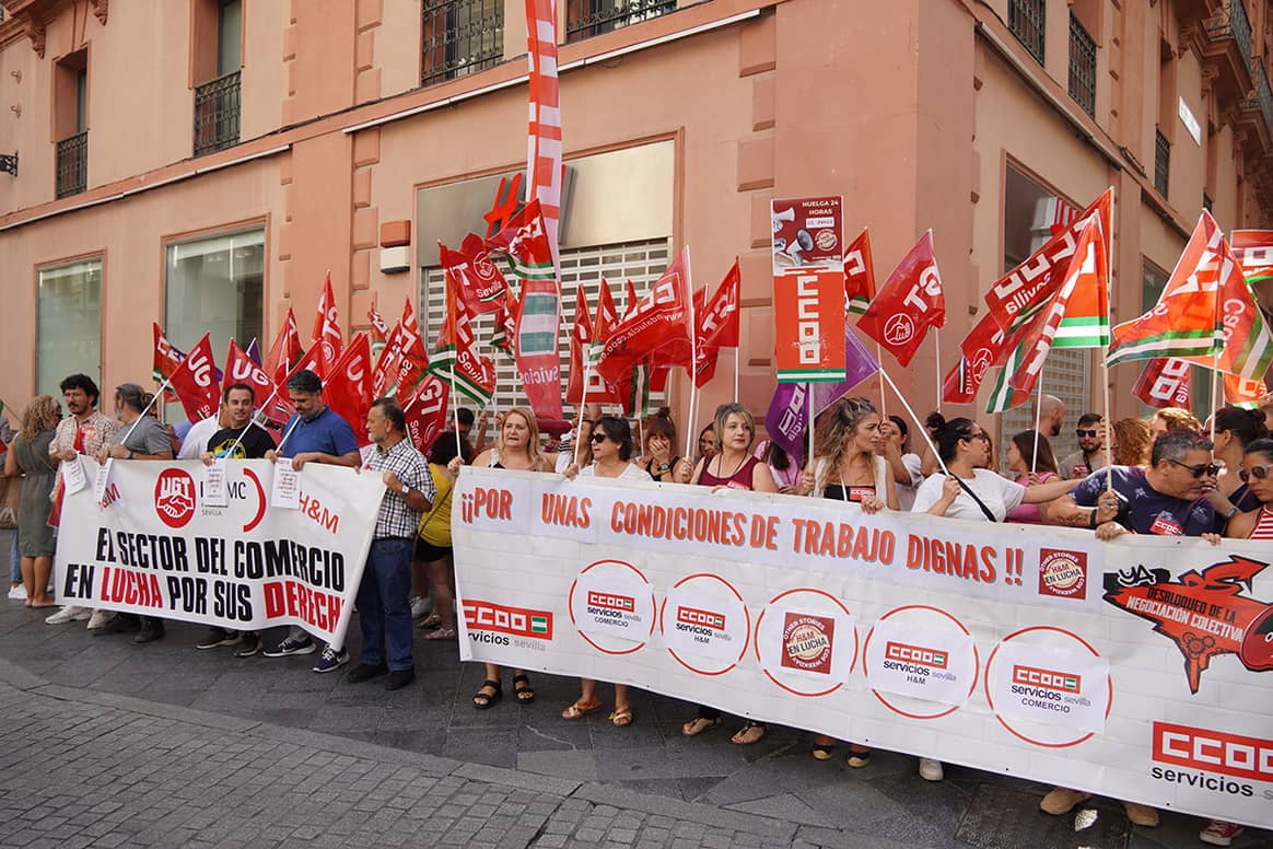 Créditos: Concentración de los trabajadores de H&M en Sevilla, durante la jornada de paros parciales convocada por los sindicatos de CCOO y de la UGT el martes 20 de junio de 2023. CCOO, página oficial.