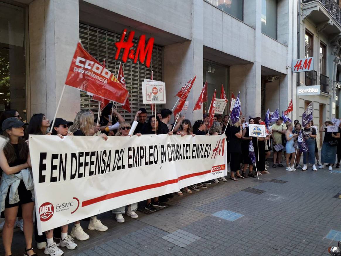 Créditos: Concentración de los trabajadores de H&M en Valencia, durante la jornada de huelga convocada por los sindicatos de CCOO y de la UGT el jueves 22 de junio de 2023. CCOO, página oficial.