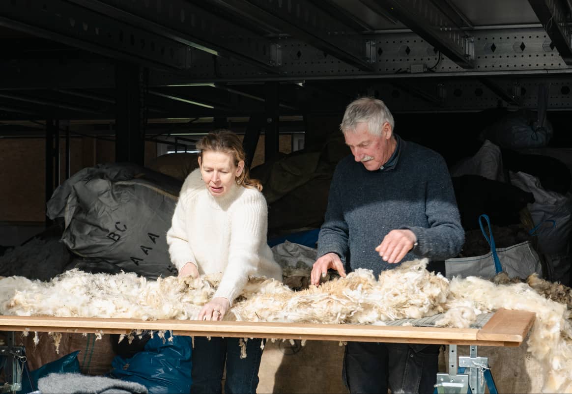 Het sorteren van wol bij The Knitwit Stable.