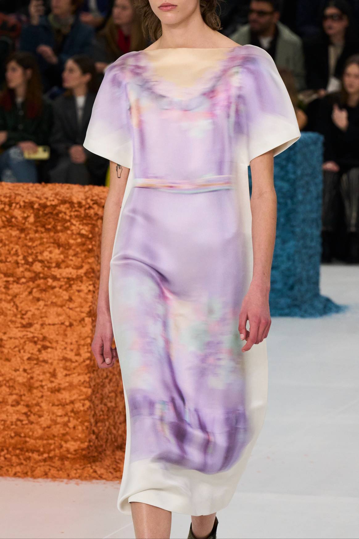 Loewe presenteerde jurken waarop een glitch lijkt te gebeuren.