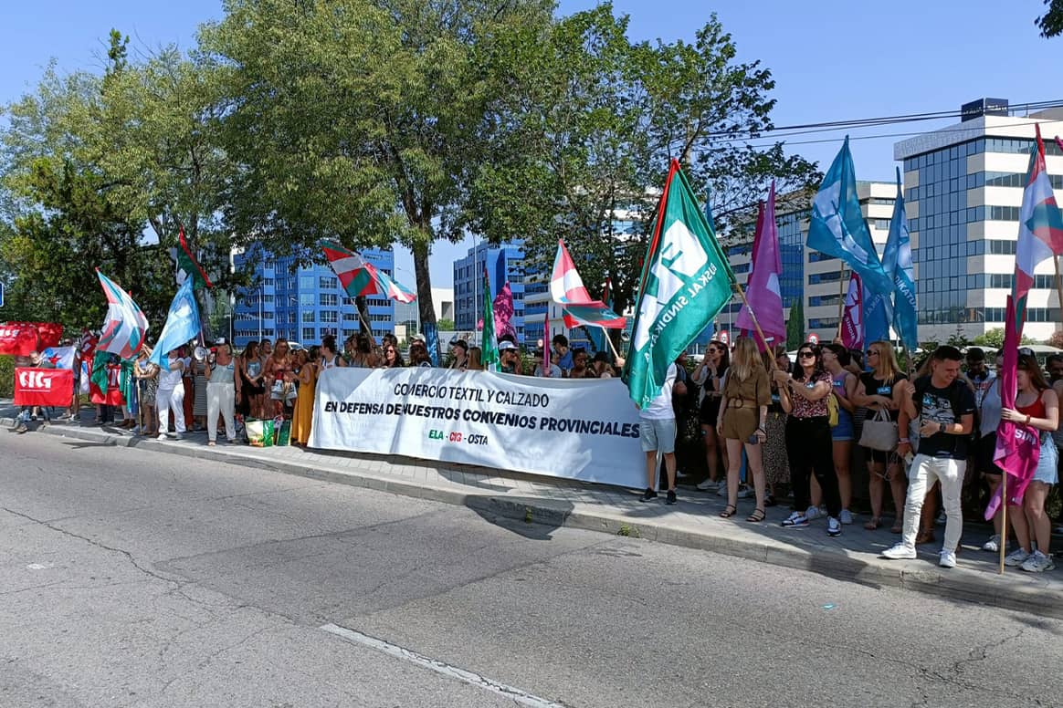 Créditos: Concentración organizada por los sindicatos provinciales ELA, CIG y OSTA en Madrid con motivo de la constitución de la mesa del convenio colectivo estatal del sector del comercio textil y del calzado. CIG.