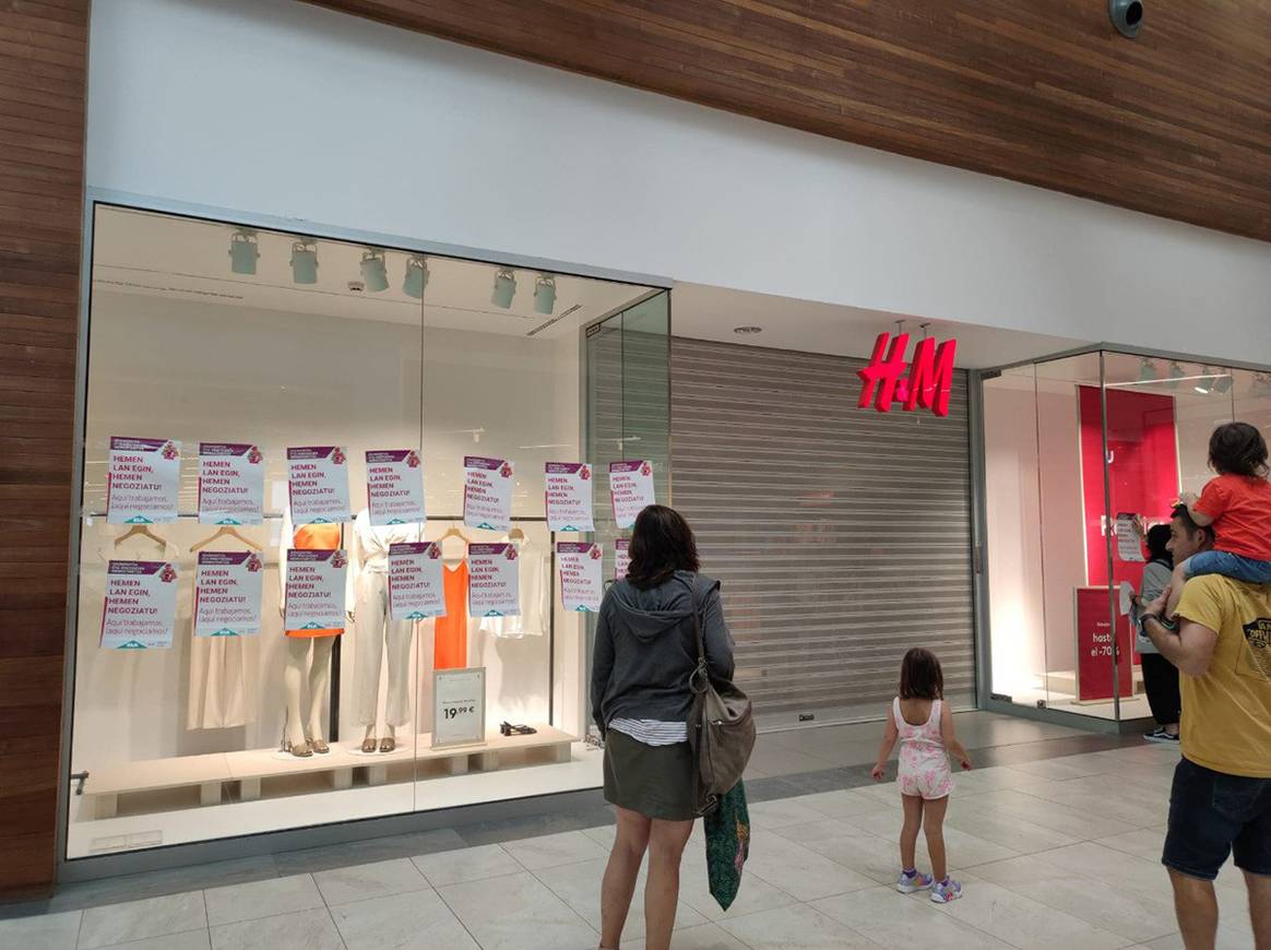 Créditos: Tienda de la cadena H&M cerrada con motivo de la huelga convocada por ELA en el País Vasco, a razón de la constitución de la mesa del convenio colectivo estatal del sector del comercio textil y del calzado. ELA.