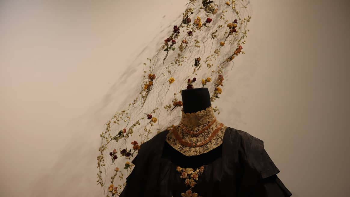 Créditos: Museo de la Historia del Traje - vestido 1860 / "en mi jardín" - Irina Khatsernova