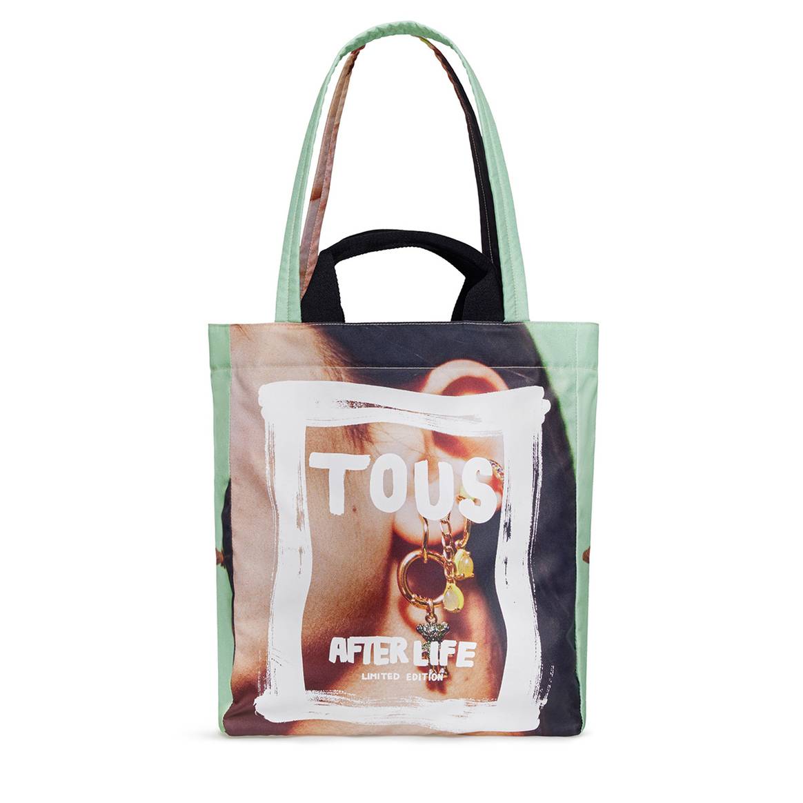 Diseño de bolso de la colección “Tous Afterlife” confeccionada a partir de lonas y de elementos de campañas publicitarias de Tous.