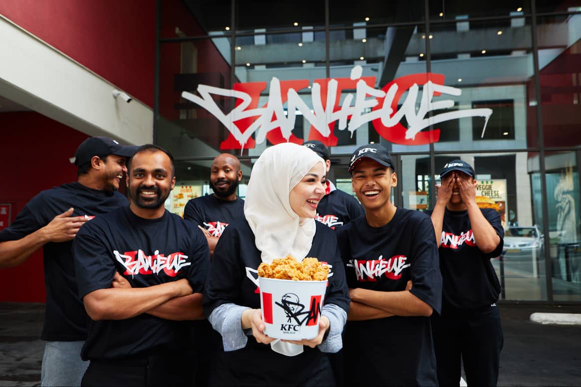 Medewerkers van een KFC-filiaal dragen de 'Clan de Banlieue x KFC'-samenwerking