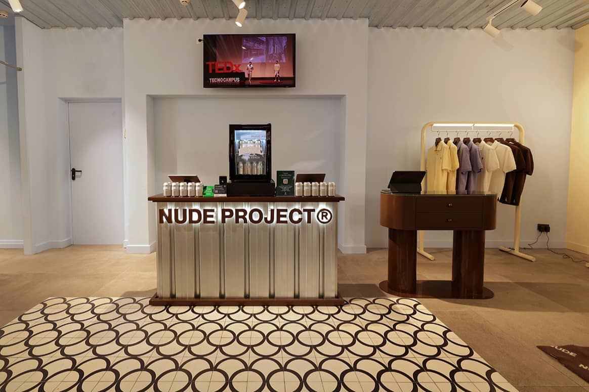 Interior de la nueva pop-up store de Nude Project en el centro comercial La Roca Village de Santa Agnès de Malanyanes, Barcelona.
