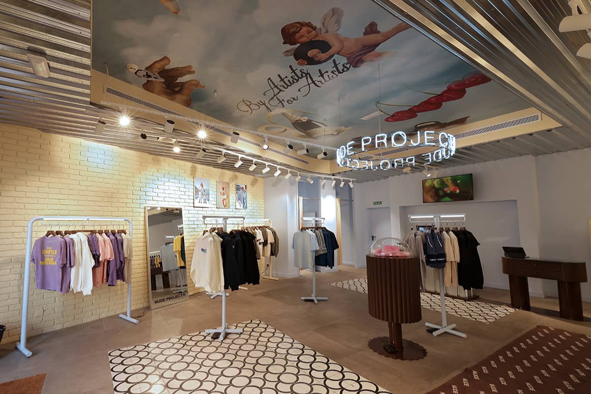 Interior de la nueva pop-up store de Nude Project en el centro comercial La Roca Village de Santa Agnès de Malanyanes, Barcelona.