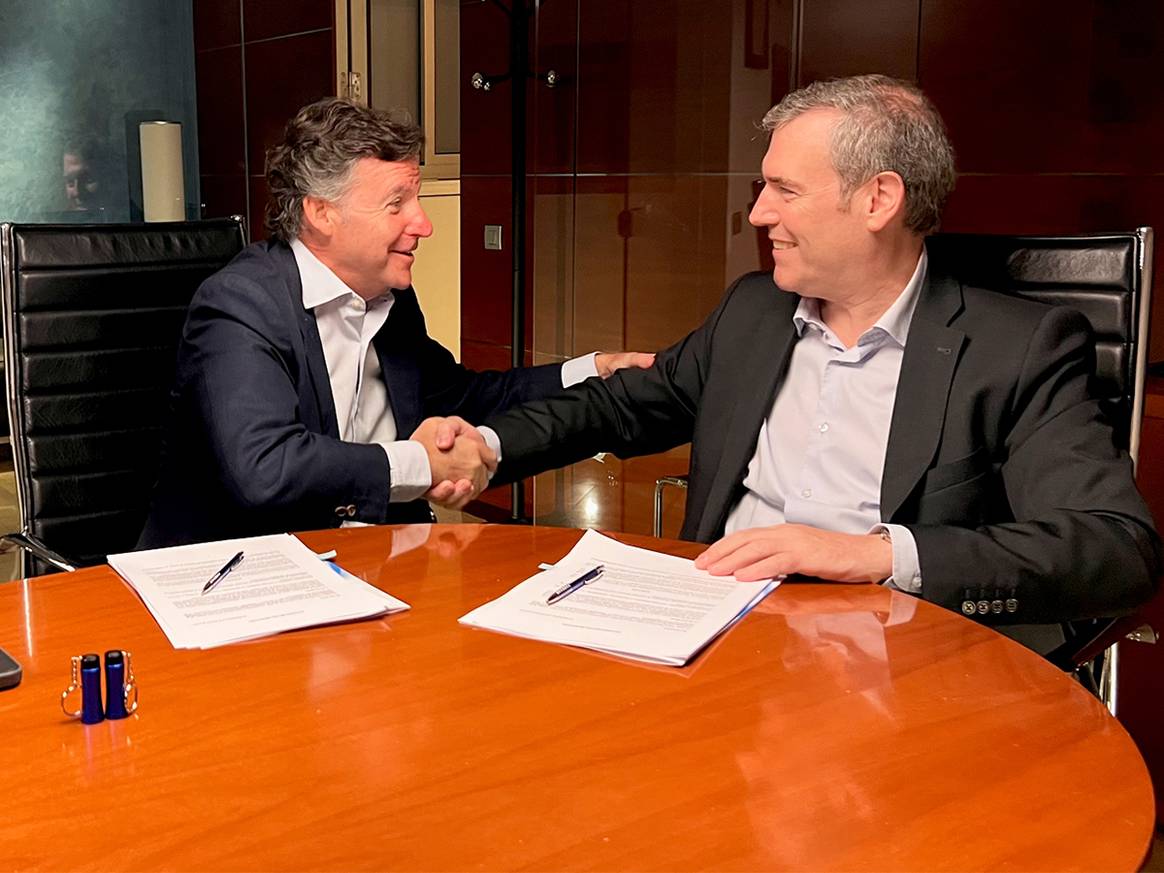 José María Mestres, presidente de Texfor, junto a Emilio Rousaud, fundador y CEO de Factorenergia, durante la firma del acuerdo.