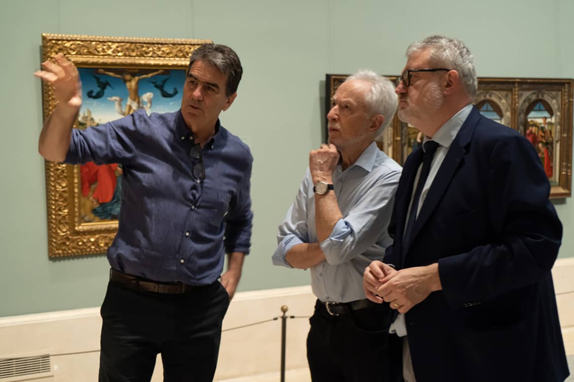 El Premio Nobel de Literatura en 2003, John Maxwell Coetzee, acompañado del Director del Museo Nacional del Prado, Miguel Falomir, y del Jefe de Conser­vación de Pintura Flamenca y Escuelas del Norte, Alejandro Vergara.