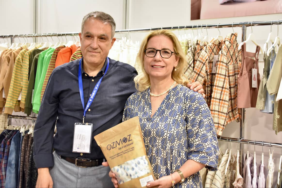 Mukadder Ozden, oprichter van Ozmoz en haar man houden een monster van hun gepatenteerde product vast