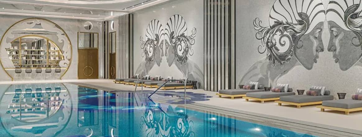 Vista de la piscina interior del The Karl Lagerfeld de Macao.